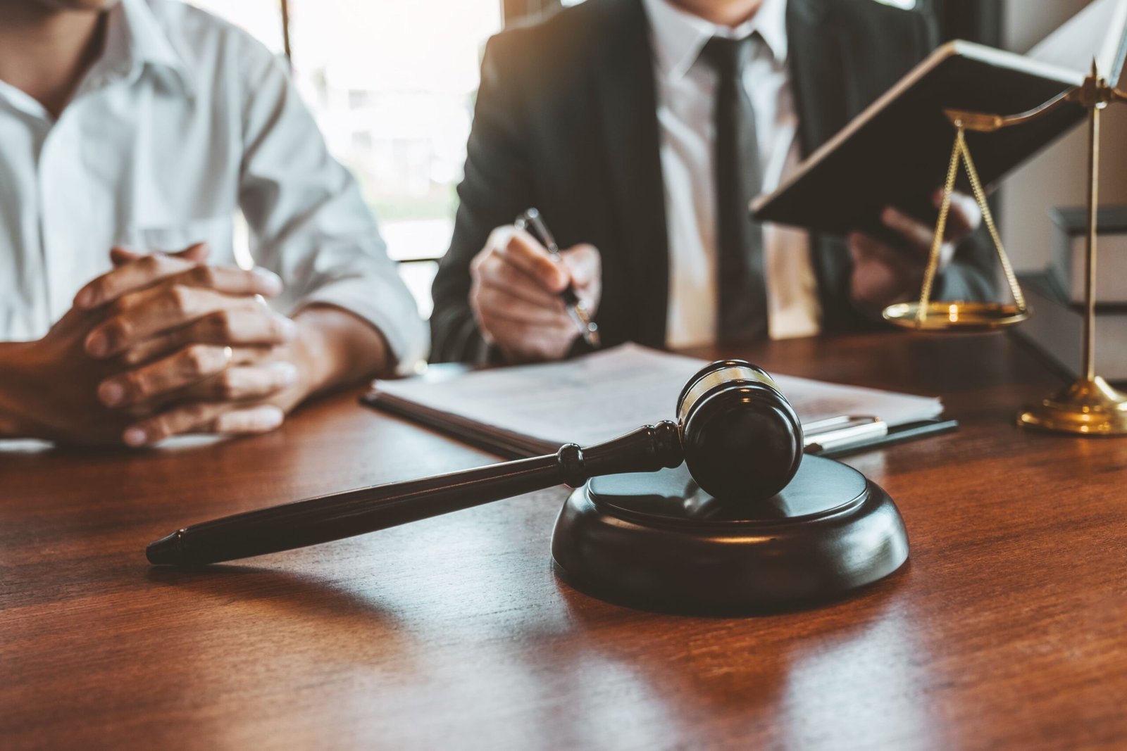 Reunión de asesoría legal entre abogados y clientes en Panamá